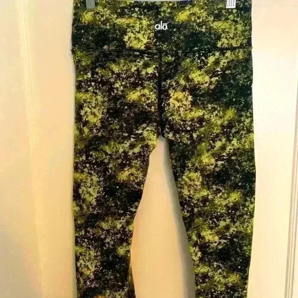 Alo Airbrush womens Capri leggings, yellow, black and grey, size Small - Picture 3 of 9